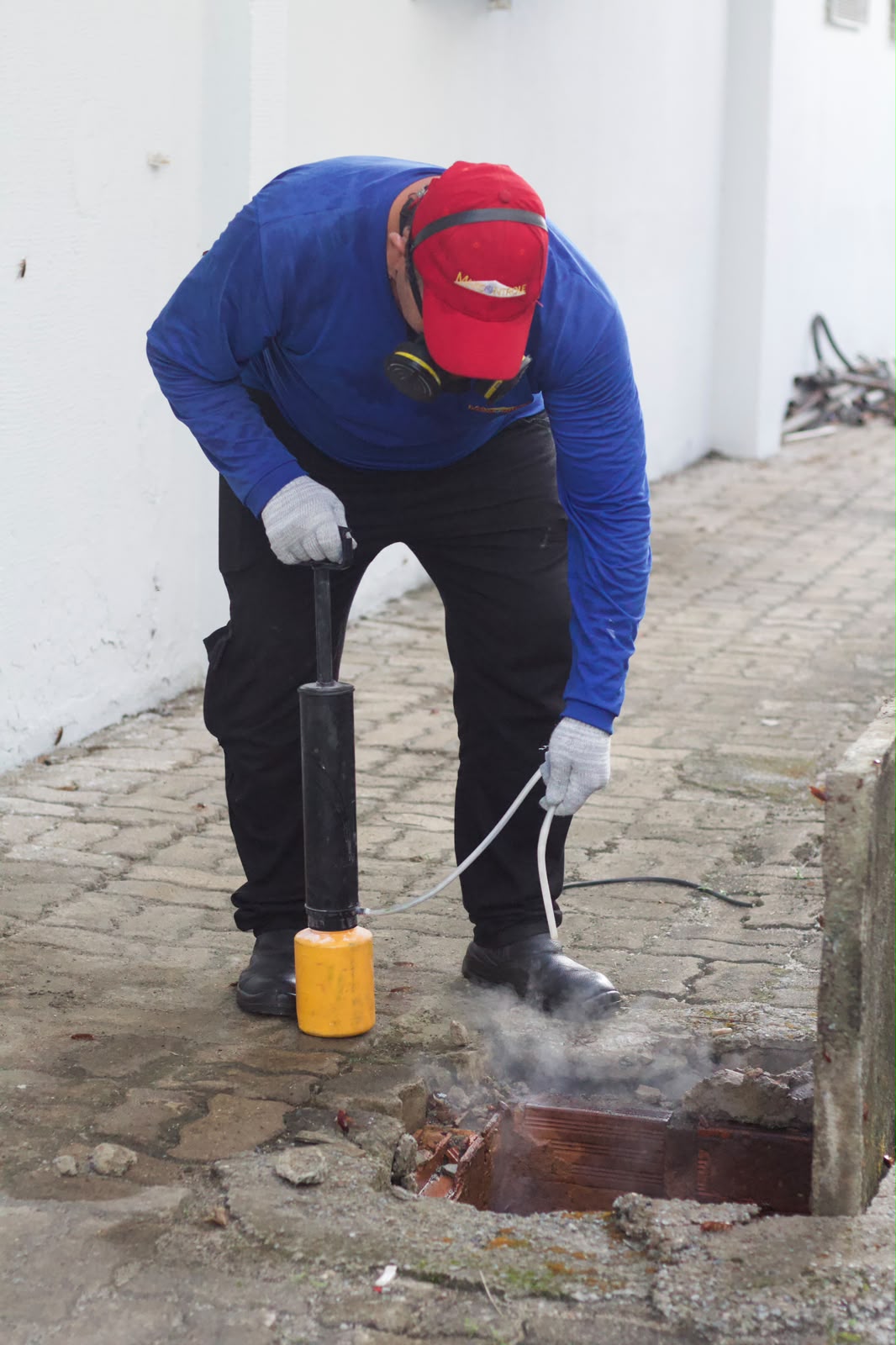 Técnico da MaxControle realizando fumigação em ponto de infestação